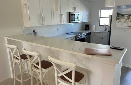 Central Beach Condominio | Vero Beach 2Bed 2Bath Condo with, Pool, Tennis, Pickleball, Fitness Next 2 Beach