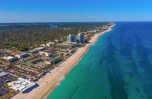 Vero Beach Casa | Vero Beach Island private gated scantuary with pool, 60' boat dock & kayak launch!