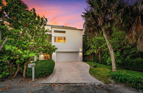 Vero Beach Casa | Vero Beachfront Retreat / Ocean Views Fireplace