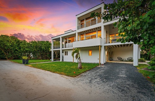 Vero Beach Casa | Vero Beachfront Retreat / Ocean Views Fireplace