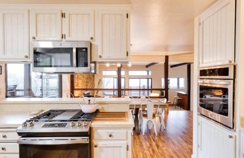 Ukiah Casa | Verona: Awesome Views, Pool, Vineyard, Hot Tub!