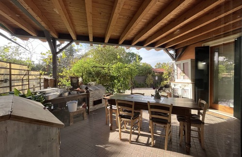 Borgo Milano Apartamento | Verona, house with porch and garden, in a single house, internal parking