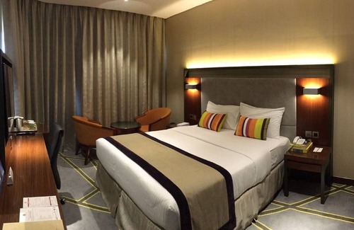 Al Muraqqabat Hotel | Versailles by Vieras
