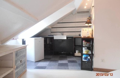 Le Palais Apartamento | Apartamento muy luminoso y tranquilo con vistas a una pequeña plaza comercial.