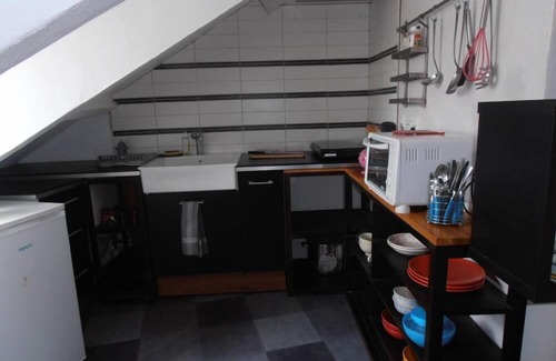 Le Palais Apartamento | Apartamento muy luminoso y tranquilo con vistas a una pequeña plaza comercial.
