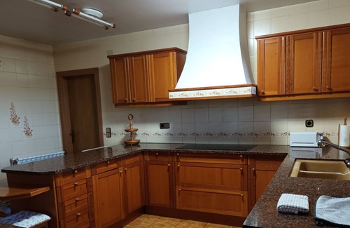 Llica d'Amunt Chalet De Esquí | Muy cerca del circuito Montmelo. Ideal para trabajar. Barbacoa, piscina y juegos