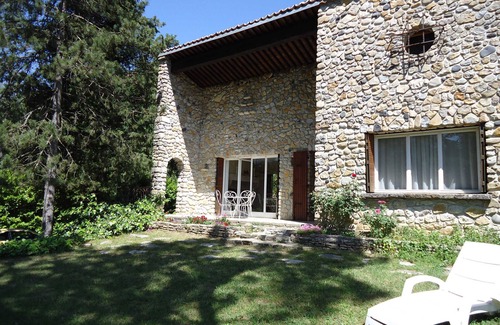Vallon-Pont-d'Arc Casa | CASA INDEPTADA EN UN PARQUE DE ÁRBOLES RUTA DES GORGES ACEPTAN VACACIONES AC DE 3 ESTRELLAS.
