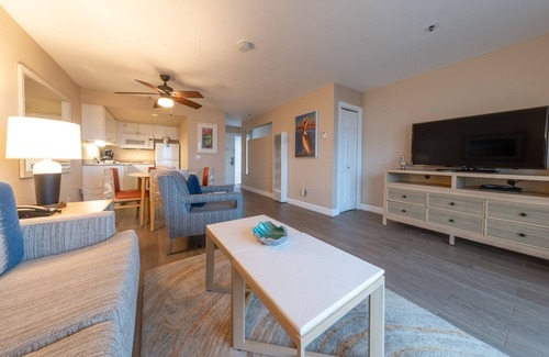 Townsite Hotel | Very Comfortable & Memorable Stay! Balcony, Parking, Walk to the Beach!