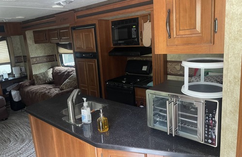 Cedar Mountain Casa | Very comfortable 32 foot Camper Trailer with 3 slide outs