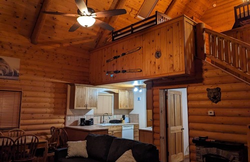 Mount Lemmon Cabina | Very cool family cabin with bear theme decorations, two decks and much more.