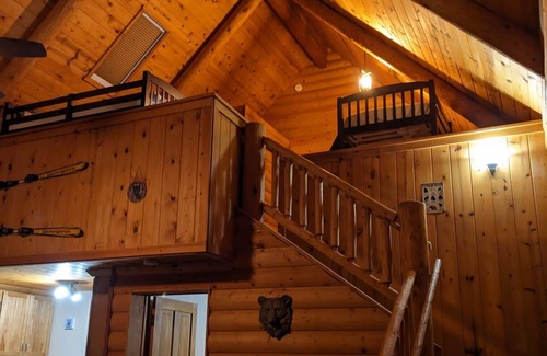 Mount Lemmon Cabina | Very cool family cabin with bear theme decorations, two decks and much more.