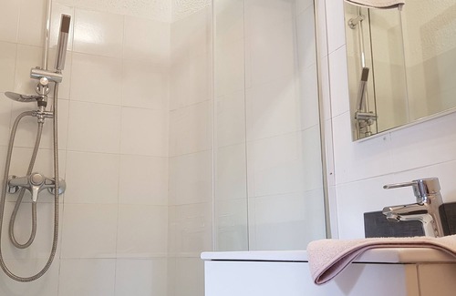 Siguer Cama Y Desayuno | Very friendly bed and breakfast, surrounded by mountains (shower room)