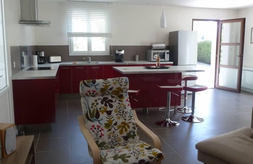 Eguilles Casa | Casa muy funcional con jardín y bosque de pinos.