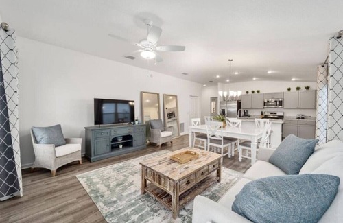 Okahumpka Casa | Very large 2 bedroom with King Bed!