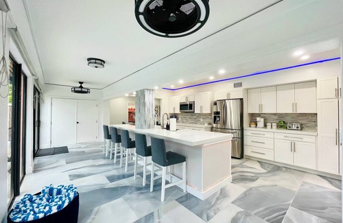 Oakland Park Casa | Very large 4 bedroom house-restaurants-central-heated pool-balconies