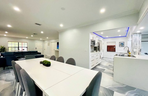 Oakland Park Casa | Very large 4 bedroom house-restaurants-central-heated pool-balconies