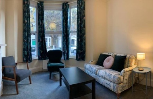 Vauxhall Casa | Very Large and Splendid Terrace House in London