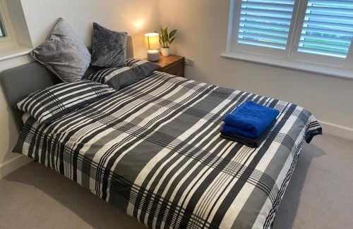 Newhaven Casa | Very Large Double Room with Corner Sofa, Sky TV, Netflix etc, Fridge and Microwave