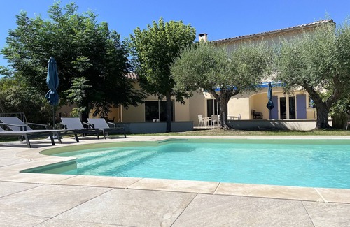 Mazan Villa | Very large villa with swimming pool and air-conditioned rooms + large garden with trees