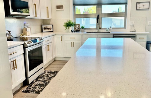 Kimberly Casa | Very new cozy modern 3-bedroom plus office house in Kimberly & 2 car garage