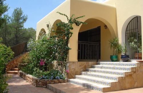 Santa Eulalia del Río Villa | Encantadora villa muy privada con piscina en San Carlos, a minutos de la playa.