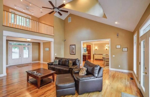 New Concord Casa | Very private 4 bd lake house with man-cave, guest house, hot tub, gym, grill