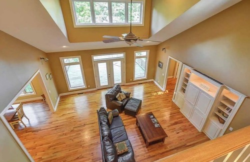 New Concord Casa | Very private 4 bd lake house with man-cave, guest house, hot tub, gym, grill