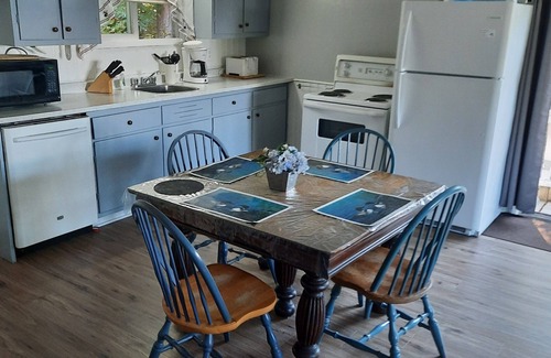 Nipissing Cabina | Very Private Lakefront Cottage in sheltered cove on Lake Nipissing South Bay