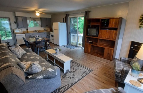 Nipissing Cabina | Very Private Lakefront Cottage in sheltered cove on Lake Nipissing South Bay