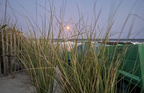 Quogue Casa | Very rare, steps to the Ocean on Dune Road in Quogue