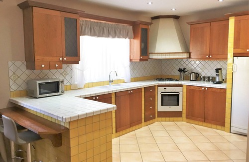 Marsaxlokk Apartamento | Very spacious and well-lit corner 3 bedroom apartment in Marsaxlokk, sleeps 6