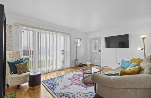 Normandy Casa | Very Spacious Duplex 7 minutes from ST. LOUIS AIRPORT and METROPOLITAN area!