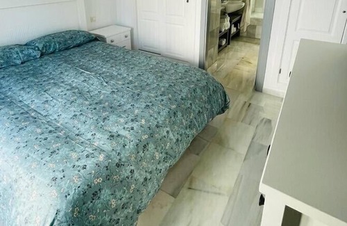 Rota Chalet De Esquí | Amplísimo chalet independiente con grandes terrazas y chimenea