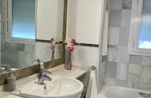 Rota Chalet De Esquí | Amplísimo chalet independiente con grandes terrazas y chimenea
