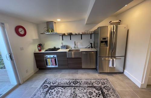 Fairlawn Apartamento | Very stylish, family size unit, 2 bed 2.5 bath. Private front yard,unit entrance