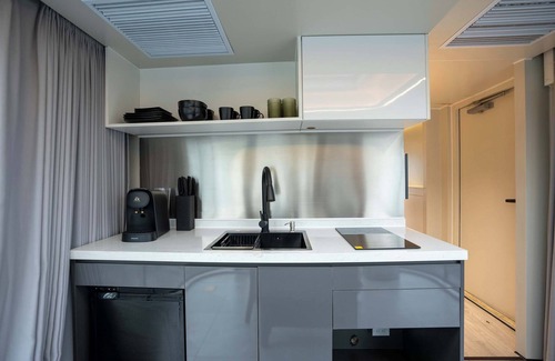 Bridgeport Casa | Vessel 8 - Lakefront Vessel Living | Modern Touches Grill Nature Views
