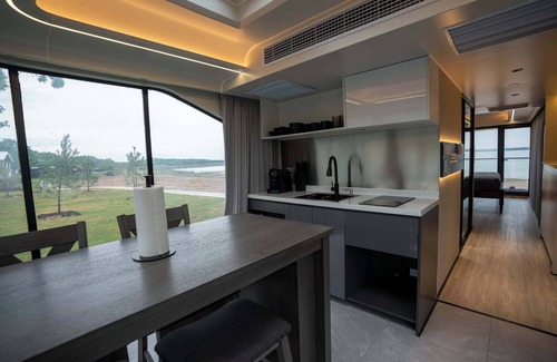 Bridgeport Casa | Vessel 8 - Lakefront Vessel Living | Modern Touches Grill Nature Views