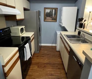 Auburn Casa | Vet School - Pools Full Kitchen Queen Bed