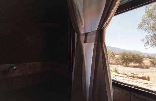 Valle de Guadalupe Chalet De Esquí | Viña Calabria Barrel Suite Deluxe King Villa Valle View