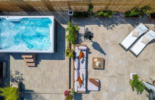 Historic Center Apartamento | [Via Indipendenza] – Attico di lusso con Piscina