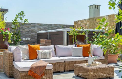 Historic Center Apartamento | [Via Indipendenza] – Attico di lusso con Piscina