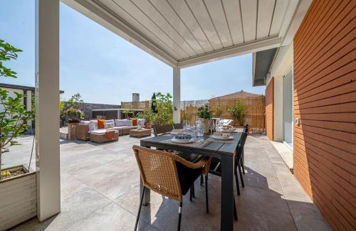 Historic Center Apartamento | [Via Indipendenza] – Attico di lusso con Piscina