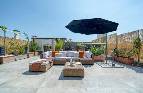 Historic Center Apartamento | [Via Indipendenza] – Attico di lusso con Piscina