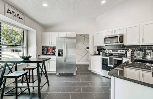 Westside Casa | Vibe House Message Now for Summer Special