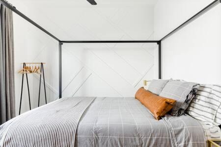 Ladera Heights Apartamento | Vibe on the Patio at a Modern Luxury Studio near LAX Beach