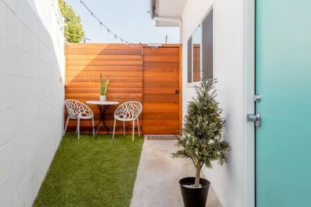 Ladera Heights Apartamento | Vibe on the Patio at a Modern Luxury Studio near LAX Beach