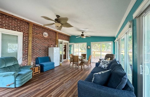Fedhaven Casa | Vibrant 1936 Lakefront Hideaway
