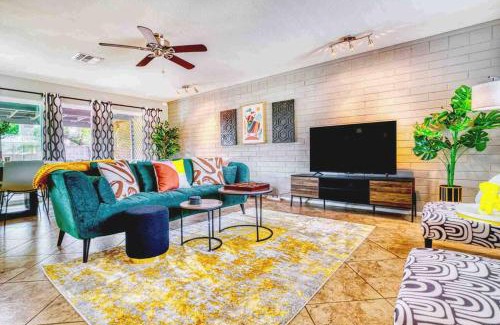 Encanto Casa | Vibrant 1950s Midtown Phoenix Home