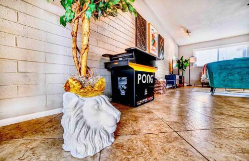 Encanto Casa | Vibrant 1950s Midtown Phoenix Home