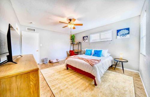 Encanto Casa | Vibrant 1950s Midtown Phoenix Home